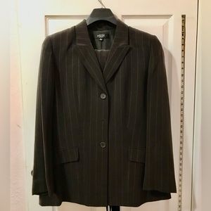 💼 Brown pinstriped pantsuit 💼